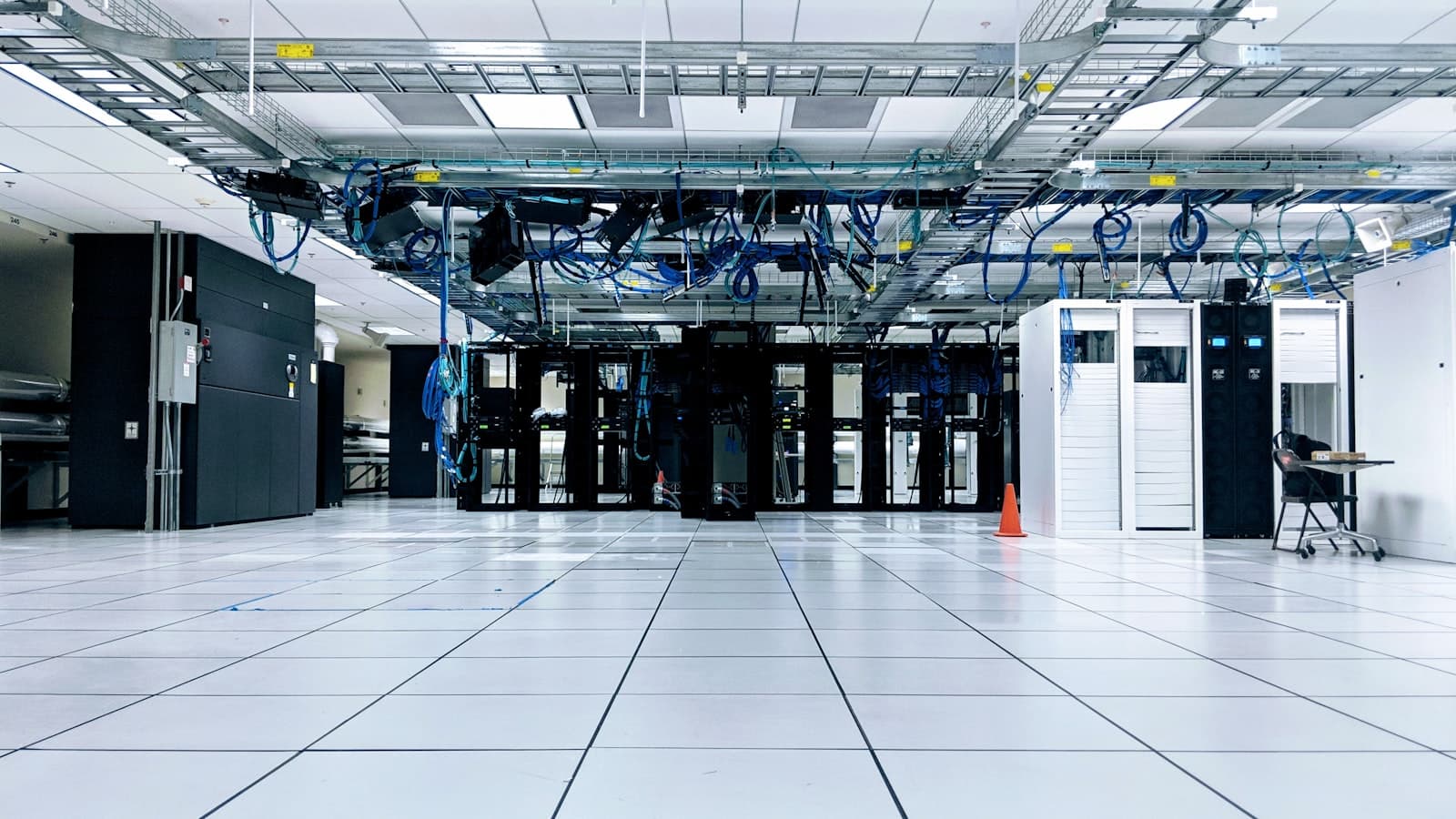 Rangées de serveurs dans une salle informatique