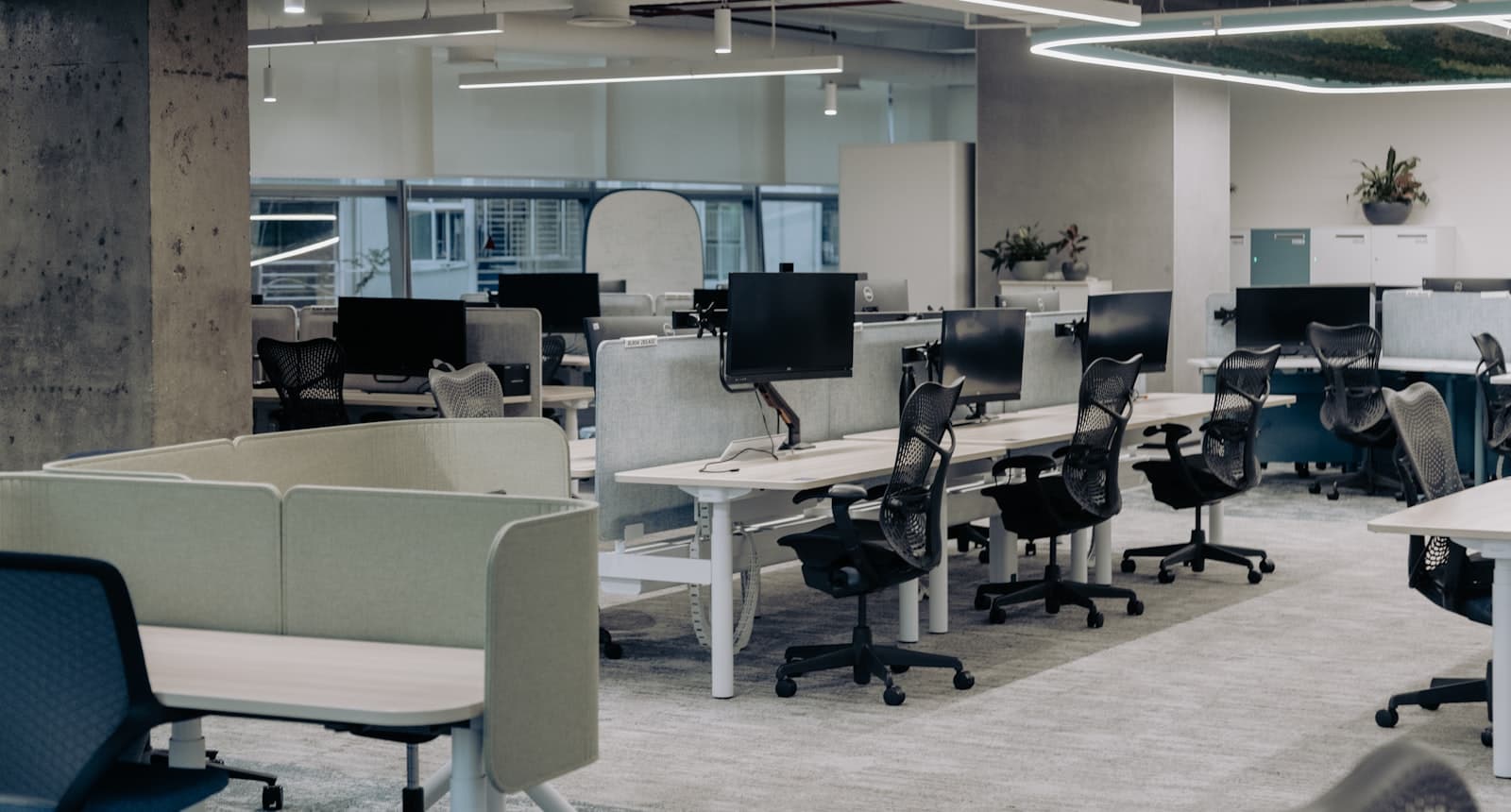Postes de travail dans un bureau paysager