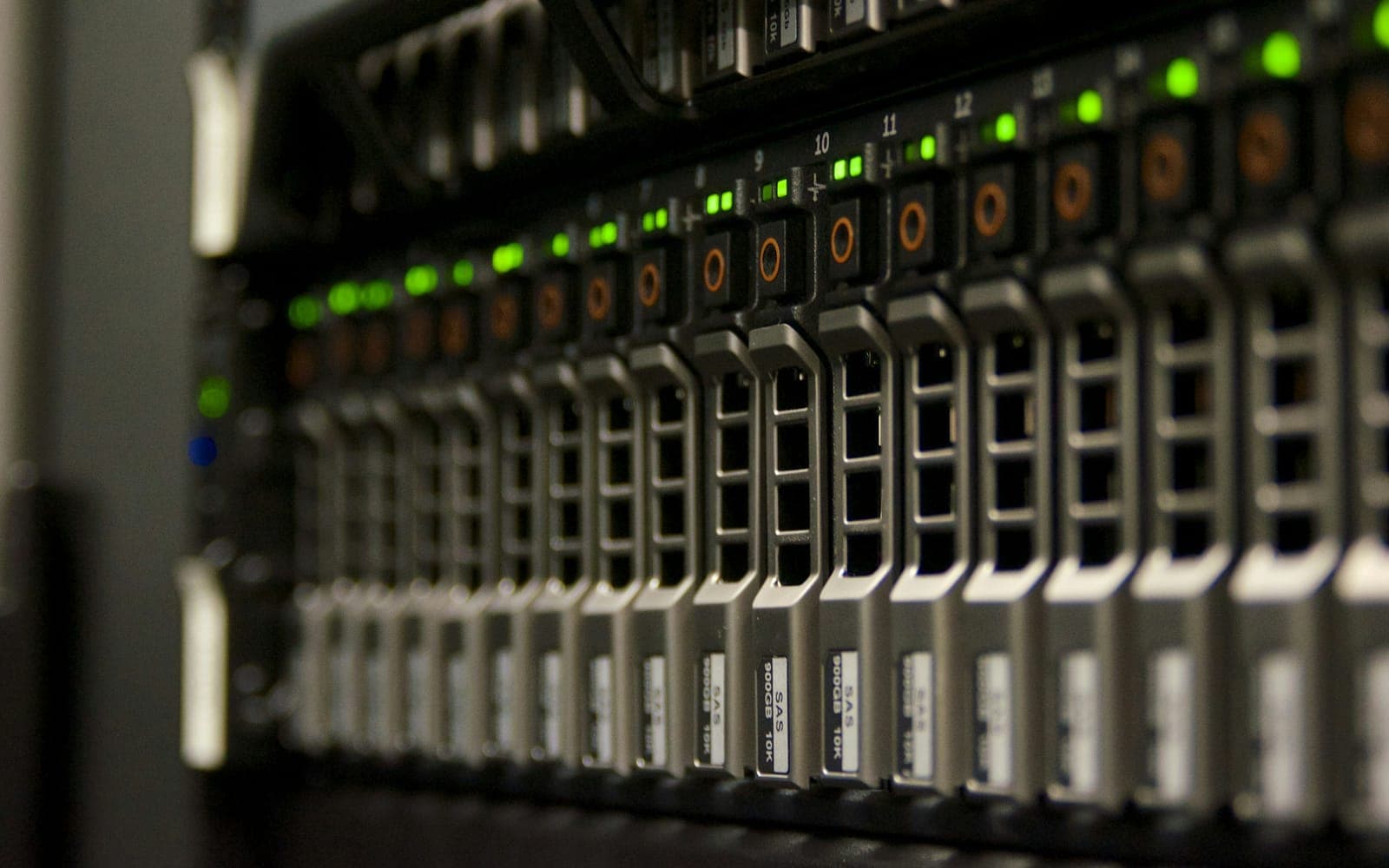 Façade d'un serveur en baie, disques et voyants d'activité