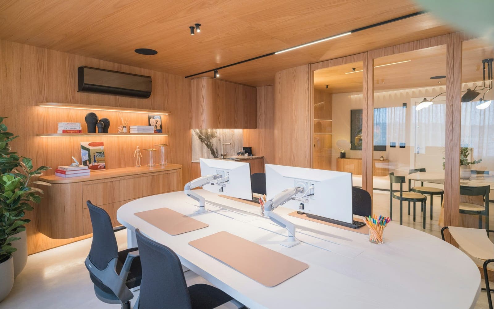 Postes de travail à double écran dans un bureau d'entreprise