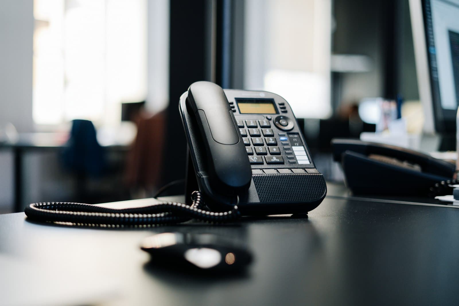 Téléphone de bureau sur un poste de travail